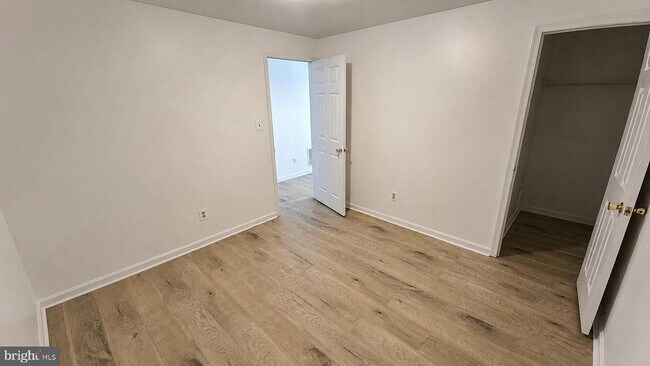 Building Photo - 120 Royalty Cir