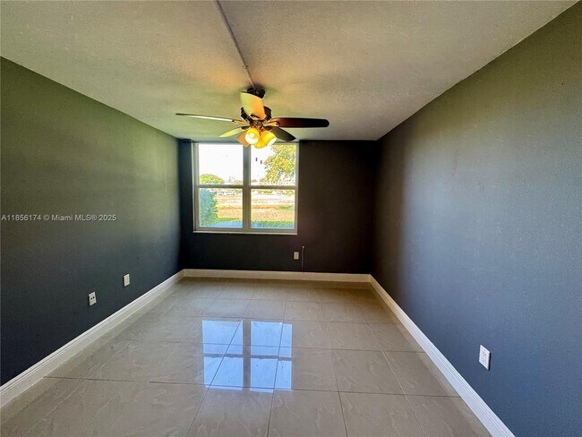 Building Photo - 9495 Evergreen Pl