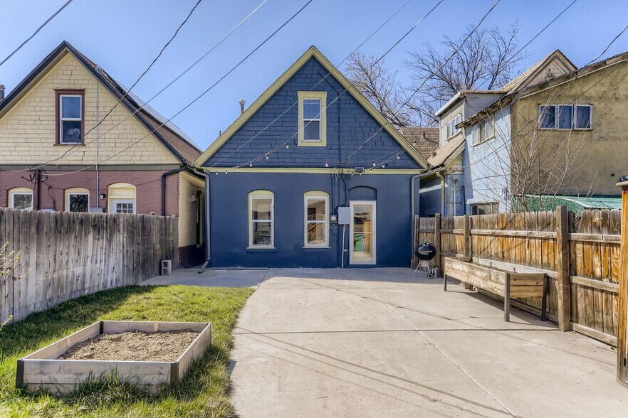 Building Photo - Striking Whittier Victorian home with fully fenced backyard