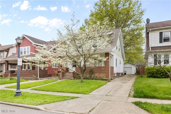 Building Photo - 2580 Whitelaw St