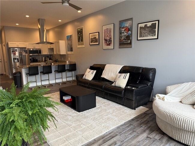 Building Photo - 101 3rd St