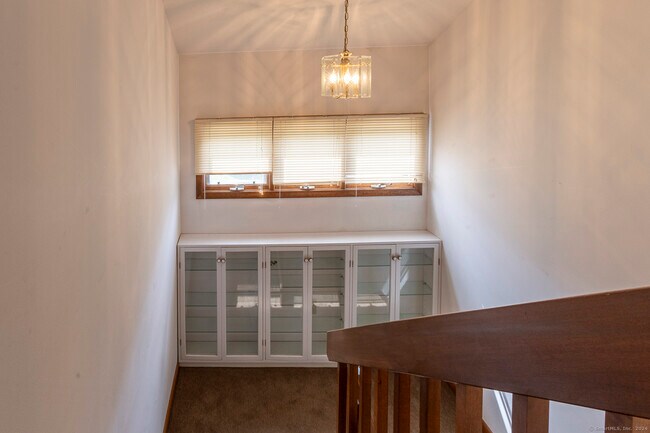 Building Photo - 1 Oak Frst Dr