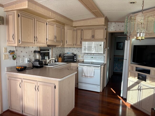 Building Photo - 562 Carousel Ln