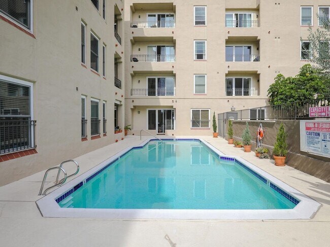 Building Photo - Spacious Bankers Hill 2/2 Condo! Walk to B...