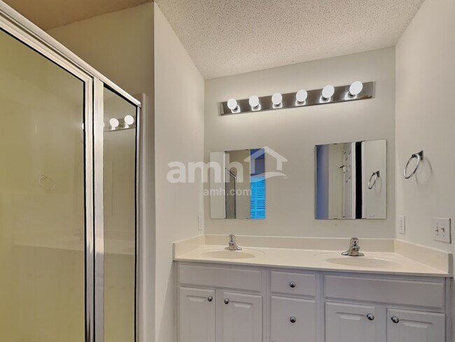 Building Photo - 532 Osborne Rd