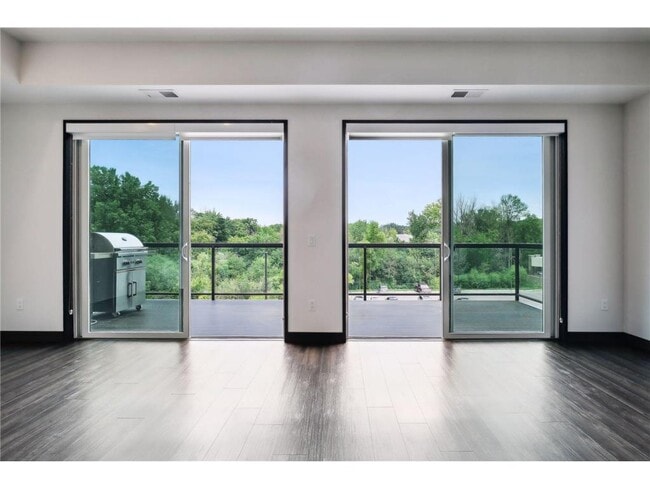 Building Photo - 253 Lake St E