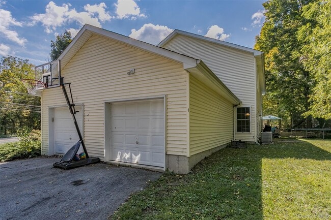 Building Photo - 423 Kings Hwy