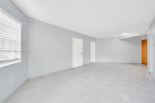 Building Photo - 1639 NE Miami Gardens Dr