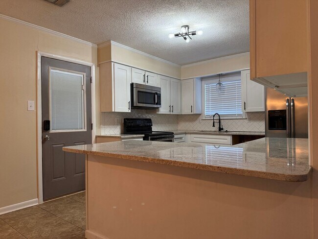 Building Photo - 8606 Holiday Dr