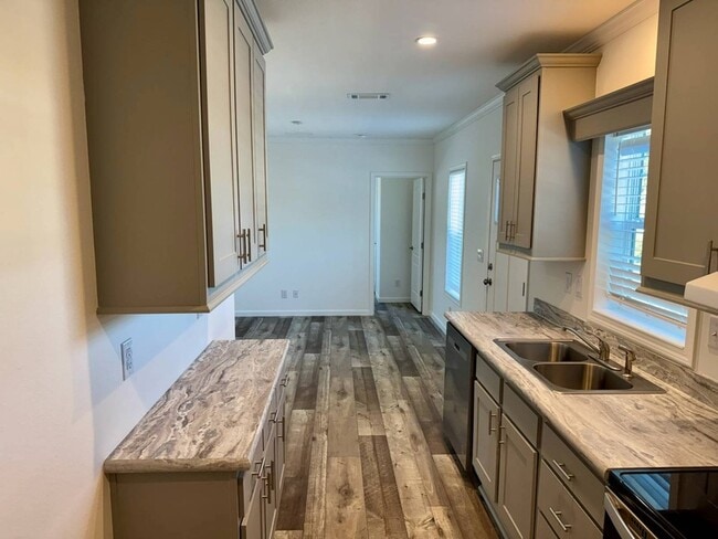 Building Photo - 843 E Colonial Cir