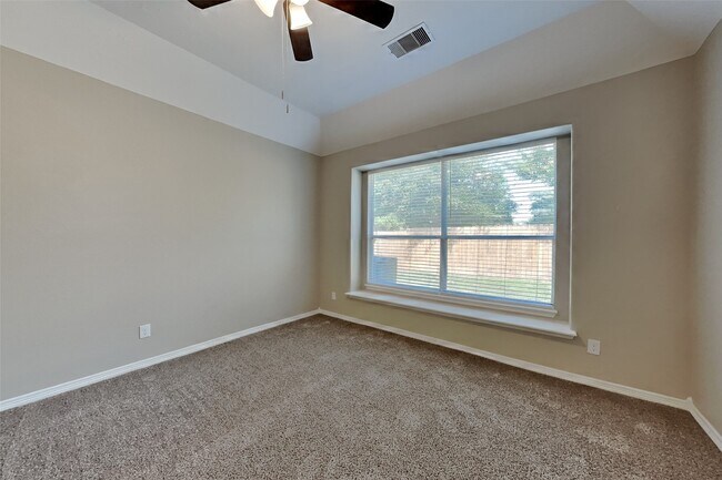 Building Photo - 8000 N Tarrytown Crossing Dr