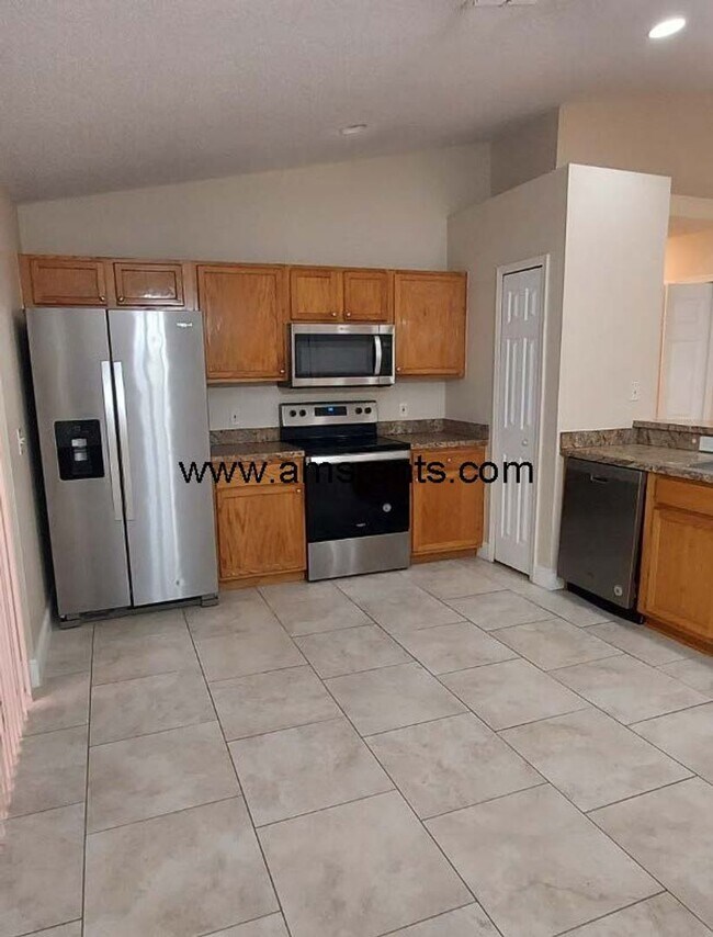 Building Photo - Spacious 3 Bedroom 2 Bath