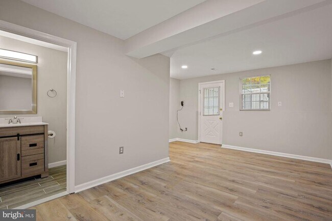 Building Photo - 1539 Woodcrest Dr