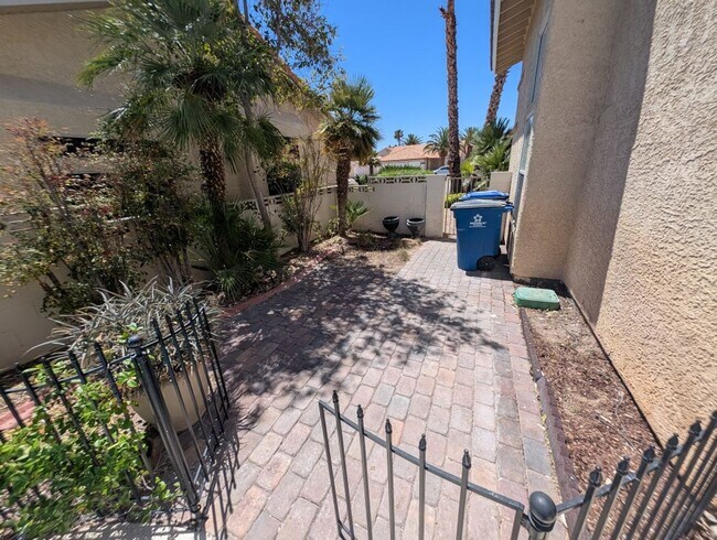 Building Photo - 8432 Airmont Ct
