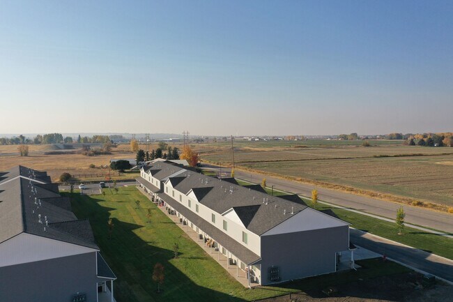 Building Photo - $300 off first month for February move-ins - Darling 3 Bed 2.5 bath townhome located in Sugar Cit...