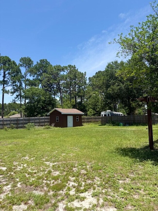 Building Photo - Charming Navarre Home on Nearly Half an Acre