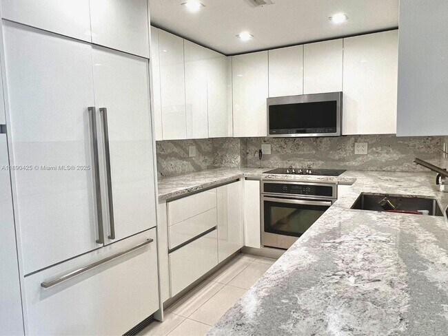 Building Photo - 1965 S Ocean Dr