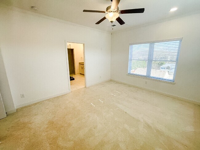 Building Photo - Pet Friendly End Unit Townhome