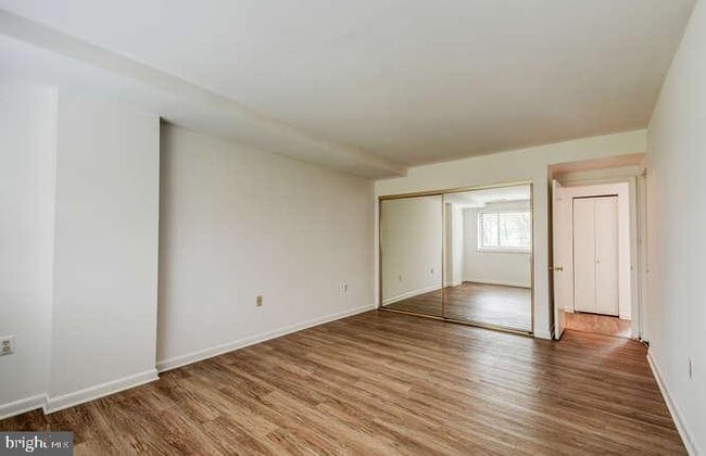 Building Photo - 5 Cross Keys Rd