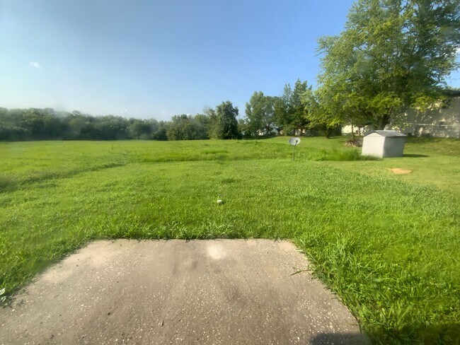 Building Photo - 4623-4623 W Bainbridge Dr