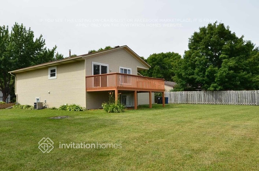 Building Photo - 9908 108th Pl N