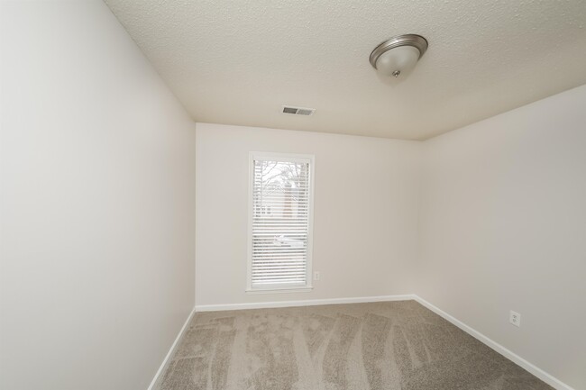 Building Photo - 8915 Lanthorn Cove