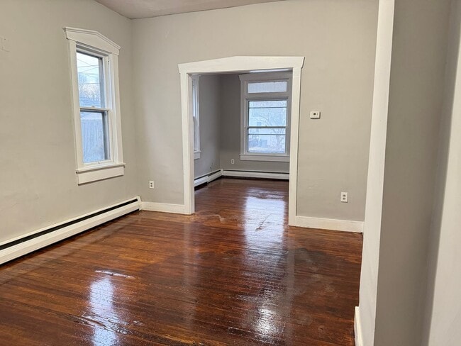 Building Photo - 2 Bedroom 2 Bathroom Home - Bonus room included in Brownstown!