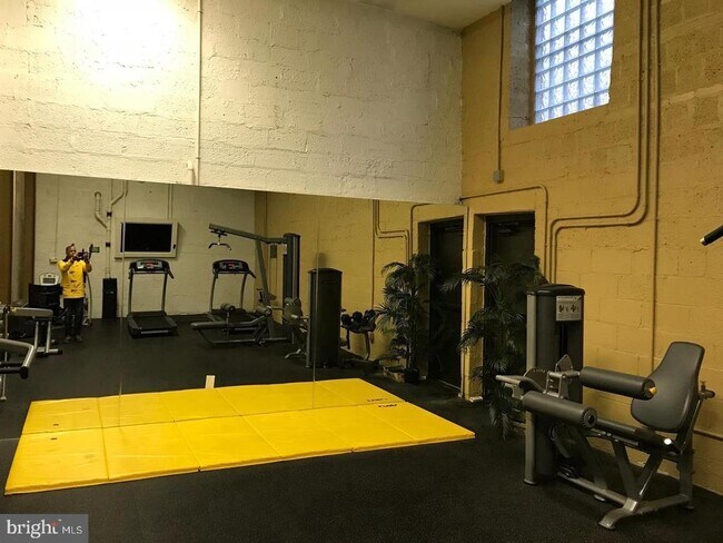 Building Photo - 212 Oakwood St SE