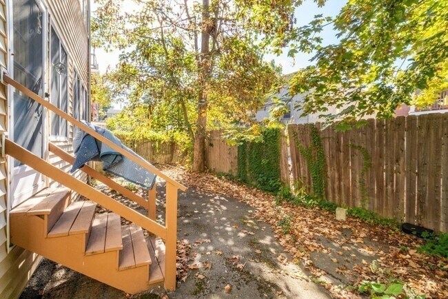 Building Photo - 8 Hastings St