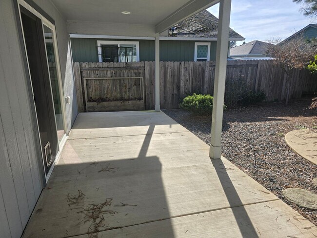 Building Photo - 3 bed 2 bath Home for Rent in Grants Pass