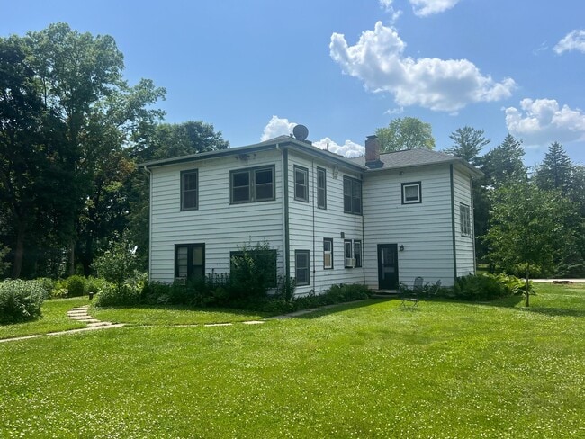 Building Photo - W379N5686 N Lake Rd