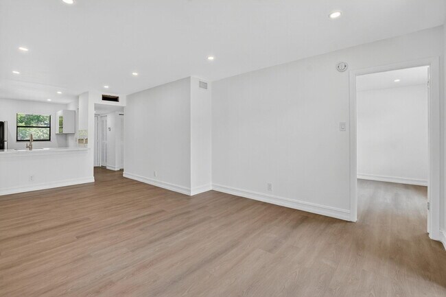 Building Photo - 6820 Palmetto Cir S