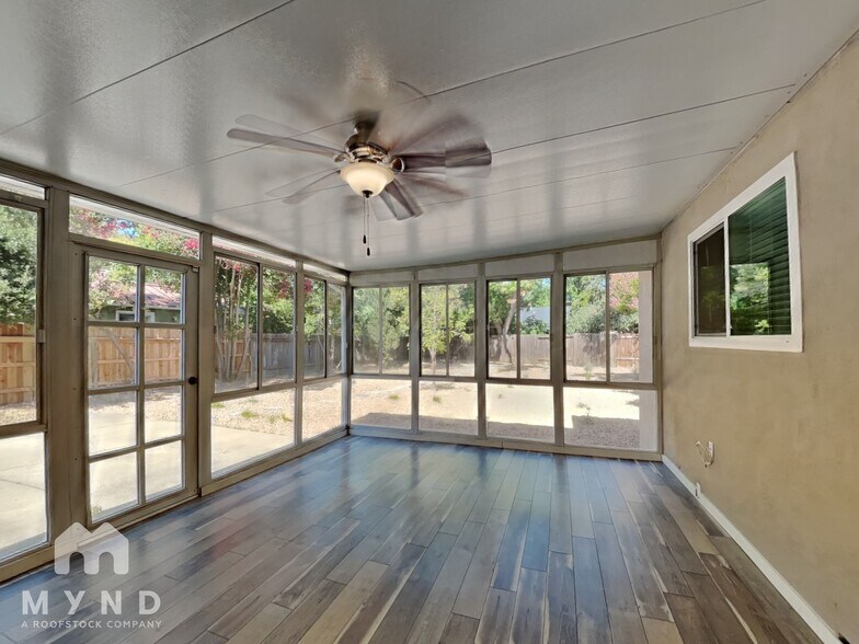 Building Photo - 2428 Drayton Dr