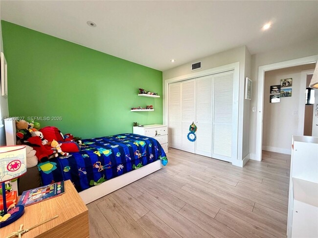 Building Photo - 815 Valencia Ave