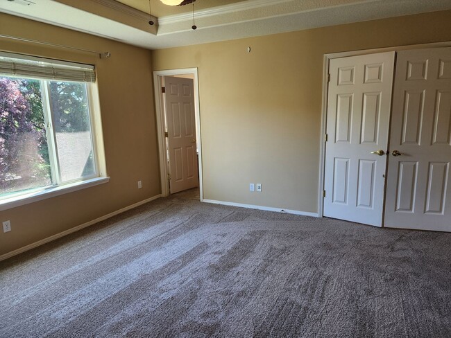 Building Photo - Bethany Home Available