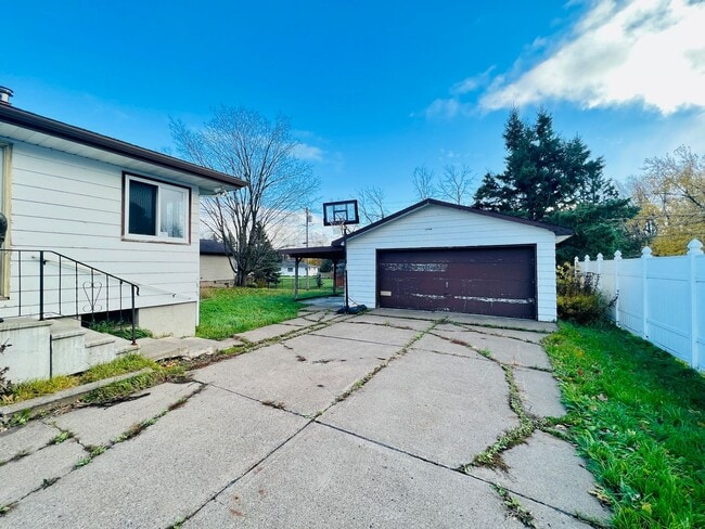 Building Photo - AVAILABLE JUNE 2025! HUGE 5 Bedroom, 2 Bath Home by UMD!