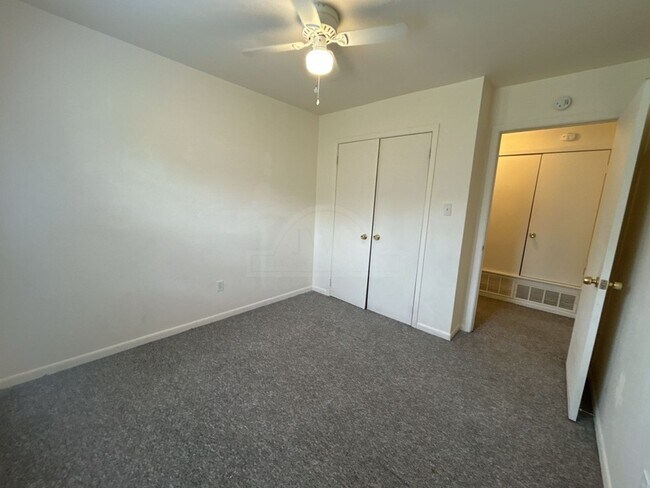 Building Photo - 2134 Circle Dr