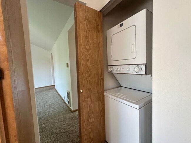 Building Photo - 2 Bedroom 2 bath home with water and mount...