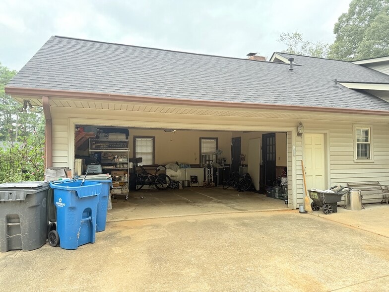 Garage - 2950 Cloverhurst Dr