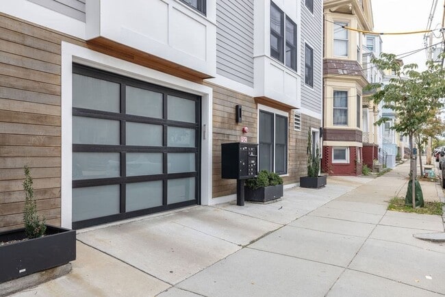 Building Photo - 113-115 Falcon St