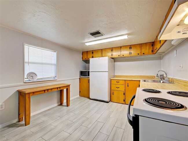 Building Photo - 313 Jessica St N