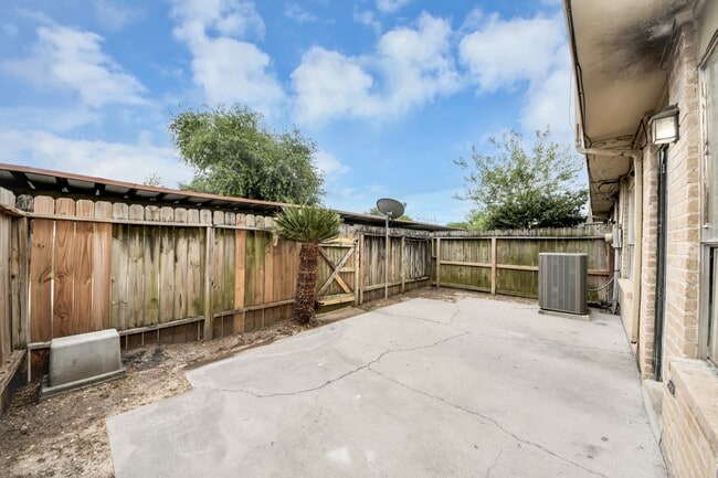 Building Photo - 15534 Weldon Dr