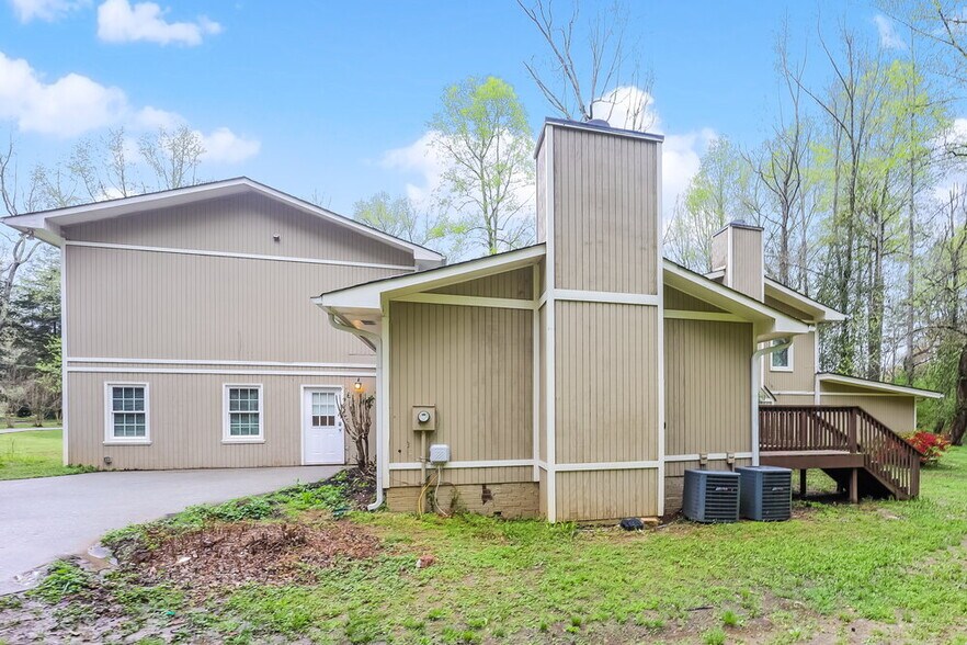 Building Photo - 395 Magmar Ln