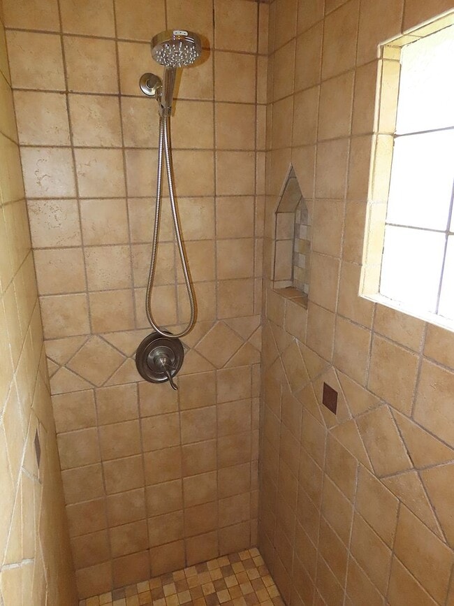 Building Photo - Country Living-City Close! 3 Bedroom, 2 Ba...