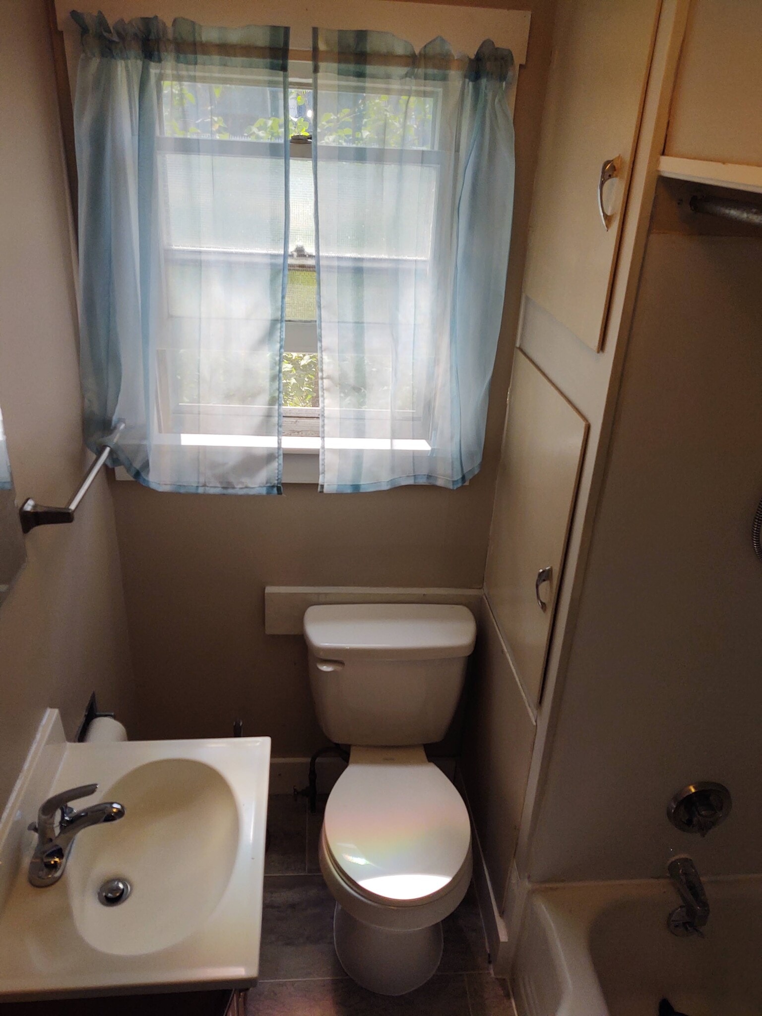 Bathroom - 174 Johnson Ave
