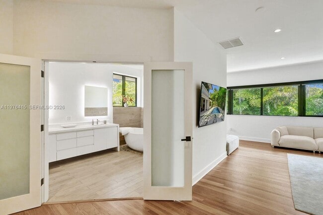 Building Photo - 5735 N Bay Rd