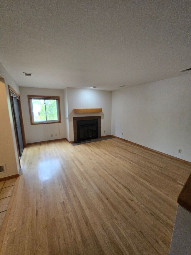 Building Photo - Super Clean and Private!