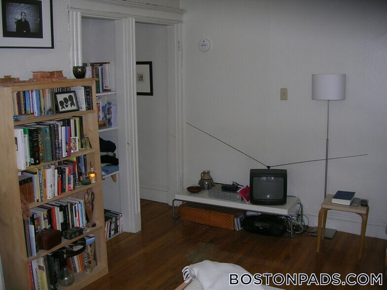 Building Photo - 211 Park Dr
