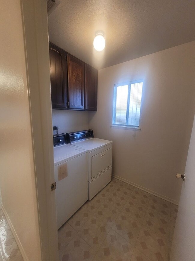 Building Photo - Rosemont area home/great access to Hwy 50