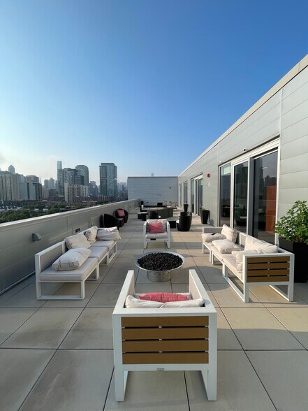 Building Photo - 334 W Schiller St